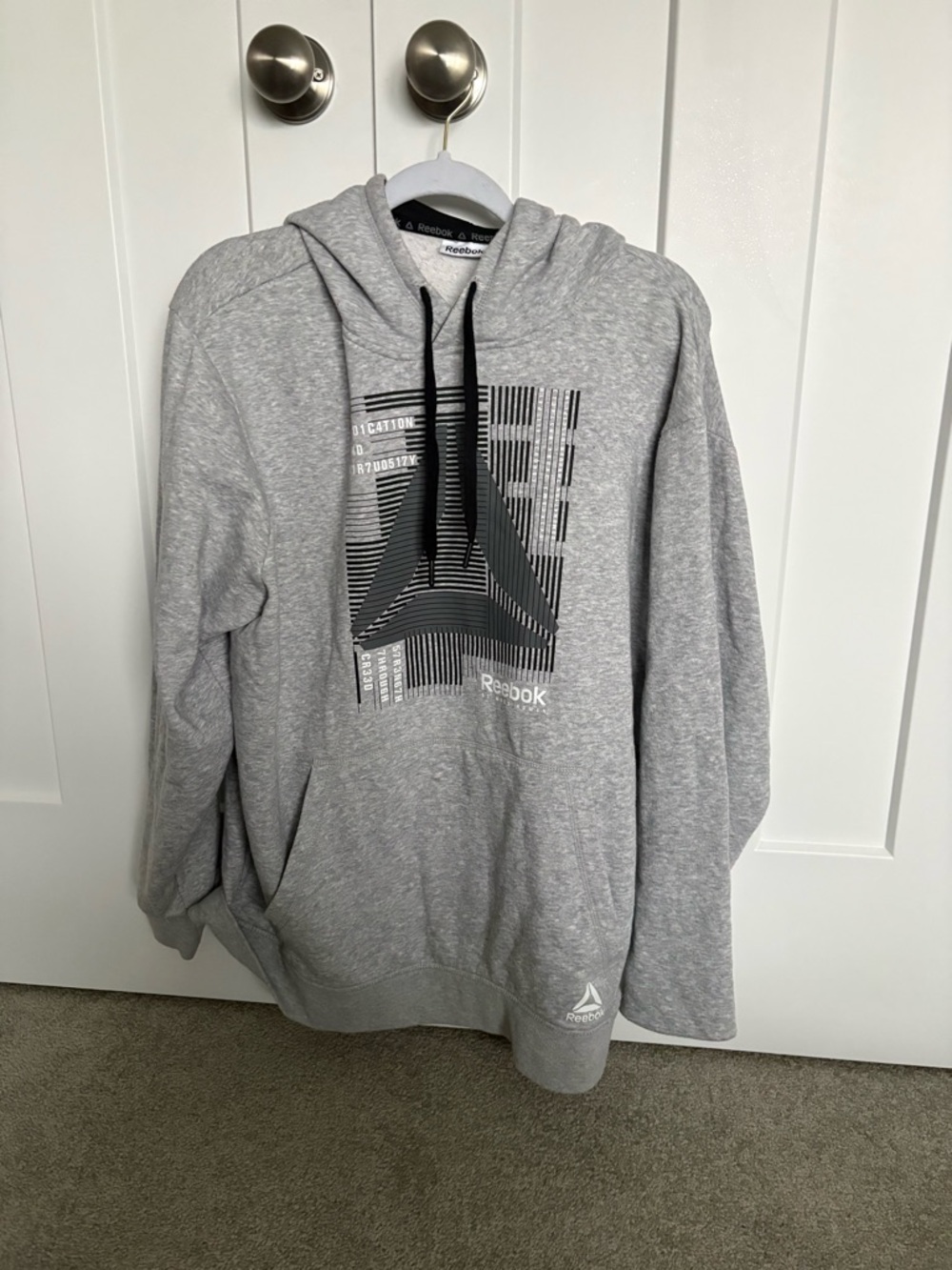 Reebok Men’s Light Gray Graphic Pullover Hoodie with Black Detail